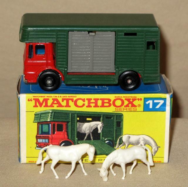 Matchbox 17 D/E AEC Horse Box reproduction plastic set of horses only