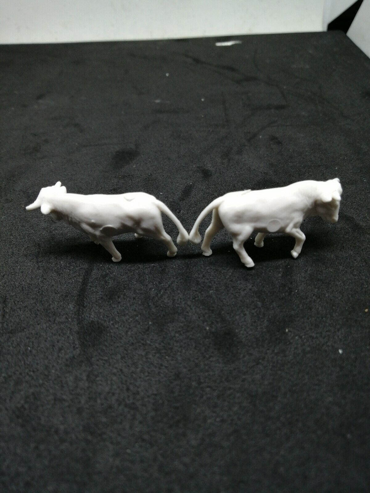 Matchbox No.37c Dodge Cattle Truck replacement pair of plastic bulls /cattle