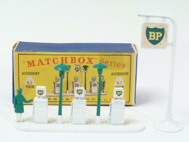 Matchbox A1-B BP Petrol Pumps Replacement Green Plastic Man & Pumps