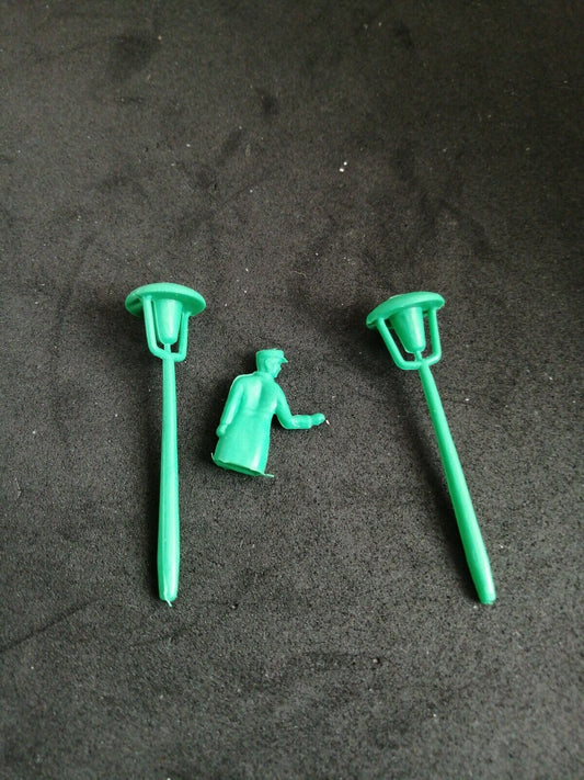 Matchbox A1-B BP Petrol Pumps Replacement Green Plastic Man & Pumps